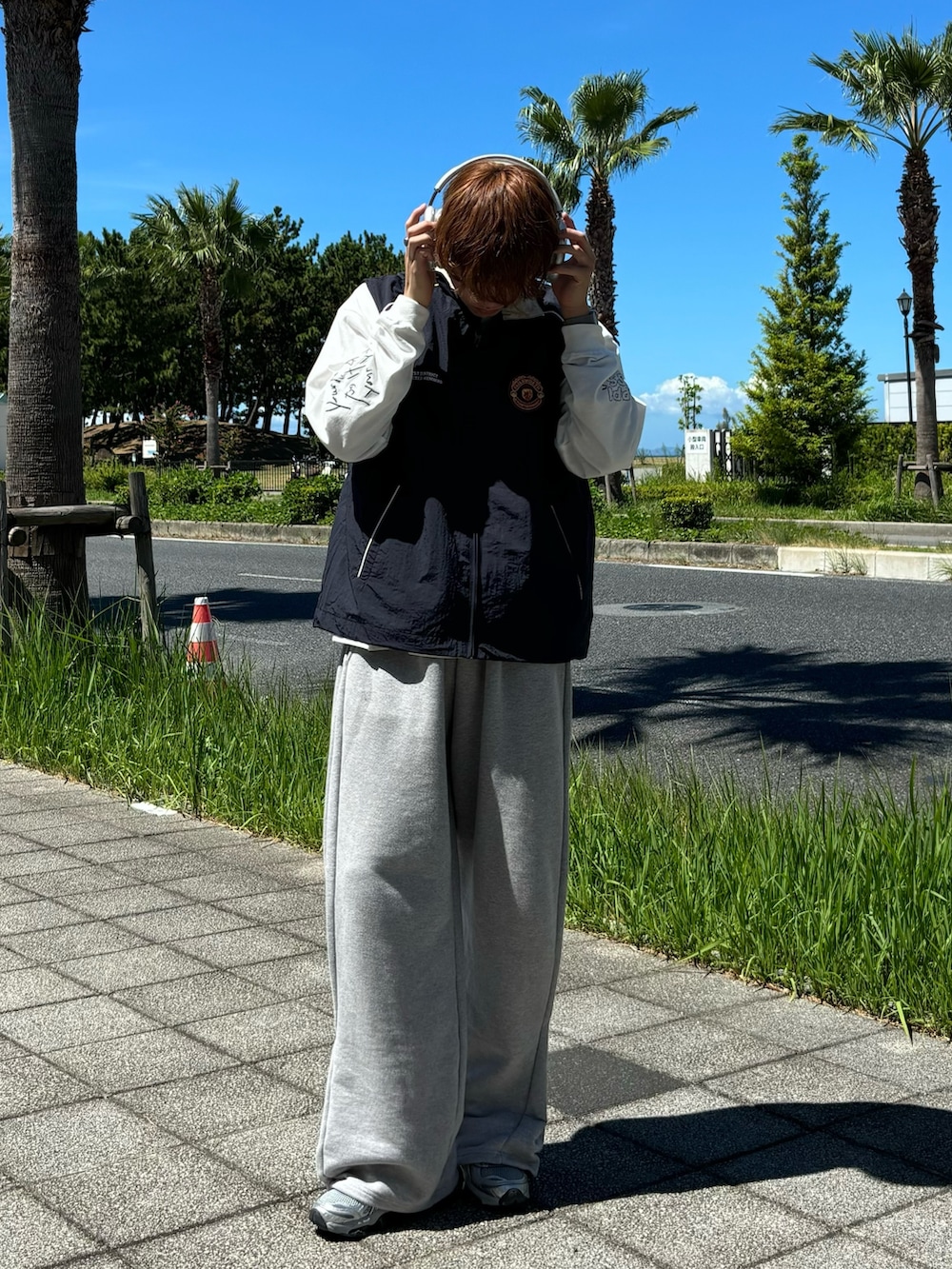 ブルー系のベストを着用したメンズの秋コーディネートの2枚目の写真