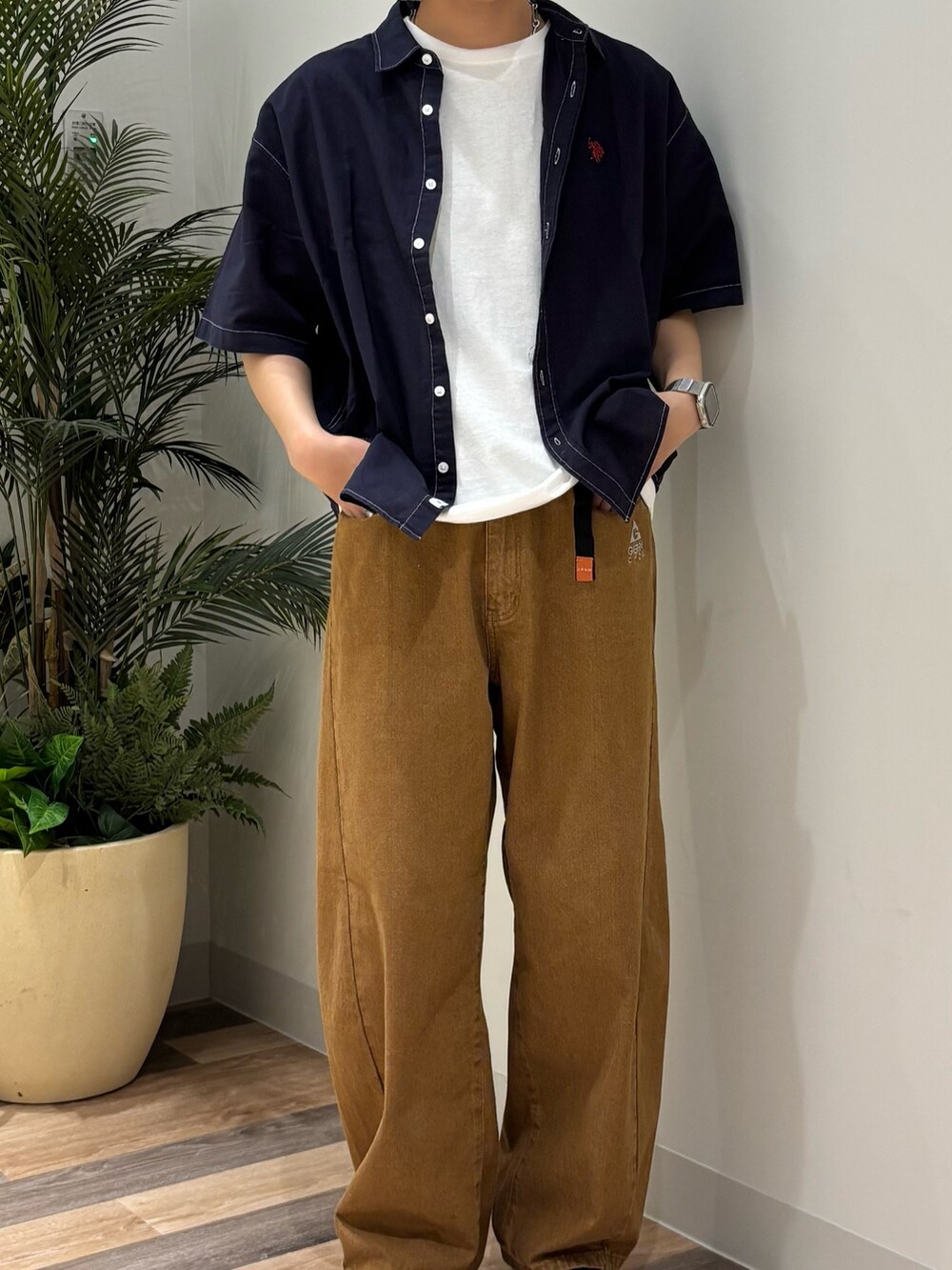ベージュ系のその他パンツ、ホワイト系のTシャツ/カットソー、ブルー系のシャツ/ブラウスを着用したメンズの春コーディネートの2枚目の写真