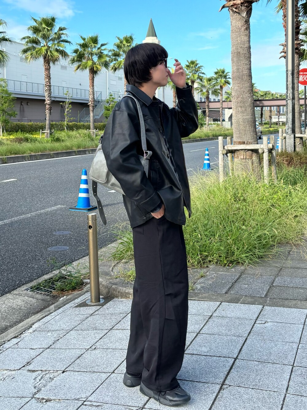 ブラック系のその他パンツ、グレー系のショルダーバッグを着用したメンズの秋コーディネートの3枚目の写真