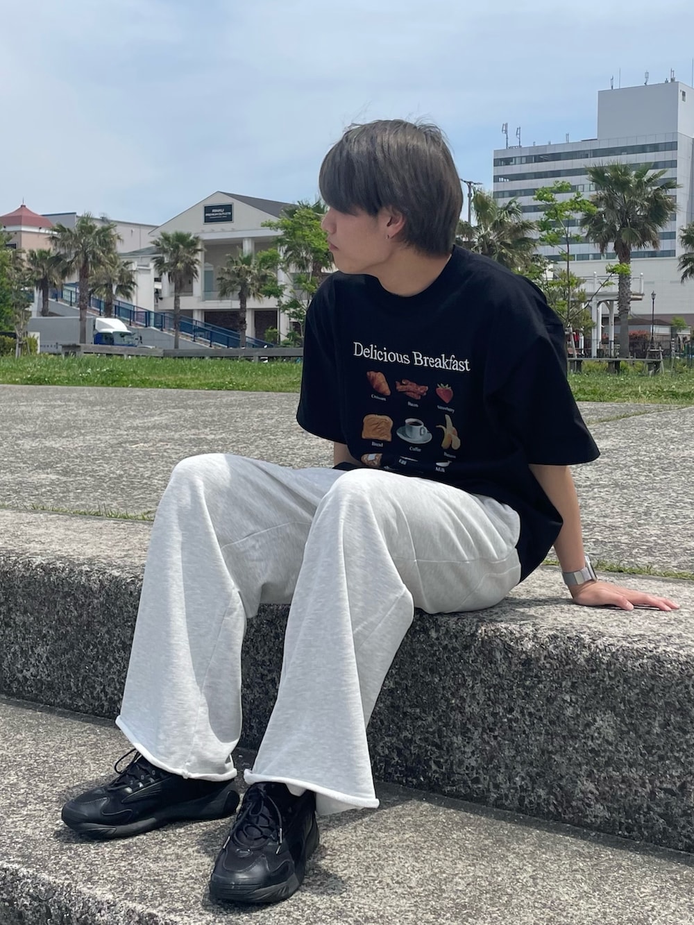 ホワイト系のその他パンツ、ブラック系のTシャツ/カットソーを着用したメンズの春コーディネートの3枚目の写真