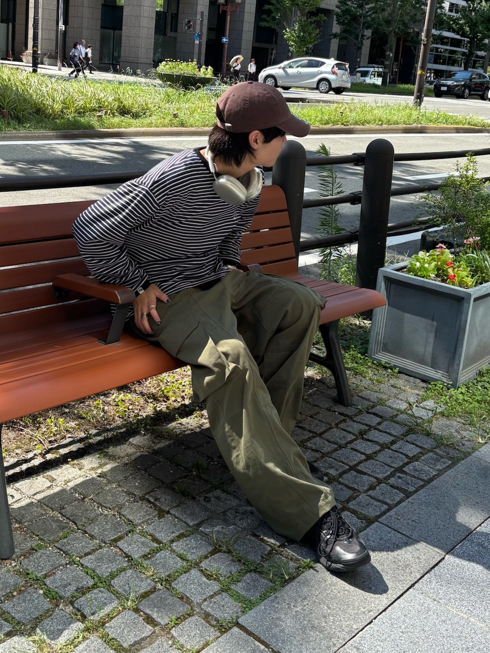 ブラウン系のショルダーバッグ、グリーン系のその他パンツ、ブラック系のTシャツ/カットソーを着用したメンズの夏コーディネートの4枚目の写真