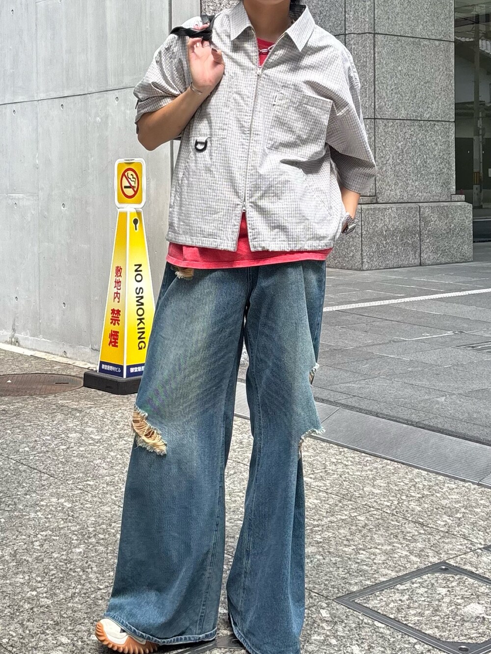 レッド系のTシャツ/カットソー、ブラウン系のショルダーバッグ、ブルー系のシャツ/ブラウスを着用したメンズの夏コーディネートの2枚目の写真