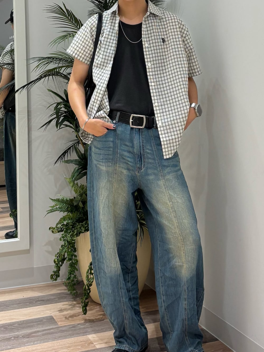 ブルー系のデニムパンツ、ホワイト系のシャツ/ブラウス、ブラック系のボストンバッグを着用したメンズの夏コーディネートの2枚目の写真