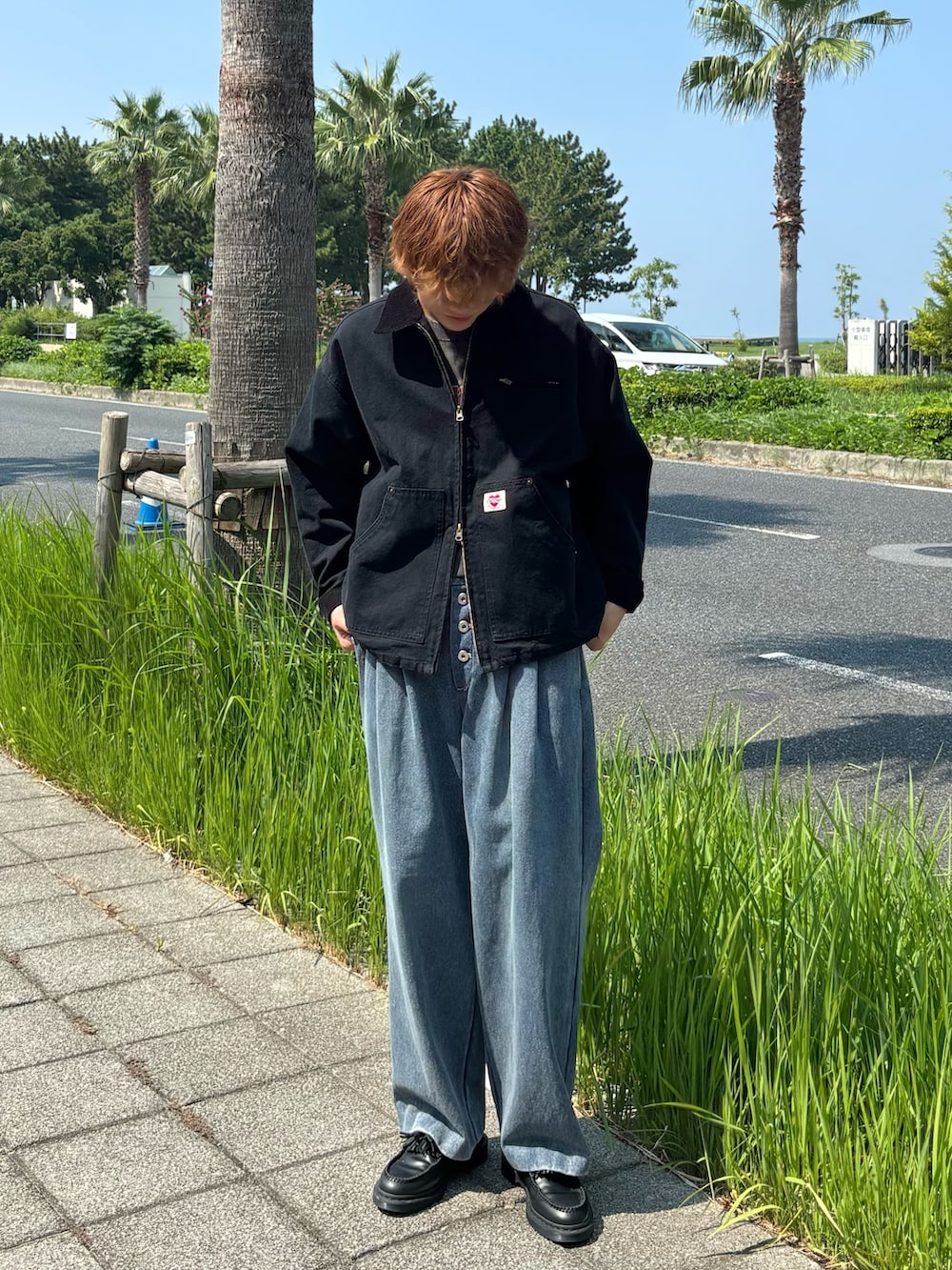 ブルー系のその他パンツ、ブラック系のTシャツ/カットソー、グレー系のブルゾンを着用したメンズの秋コーディネートの2枚目の写真