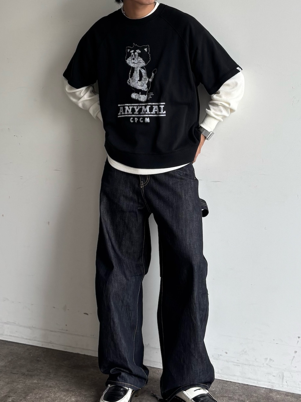 ブルー系のデニムパンツ、ブラック系のTシャツ/カットソーを着用したメンズの夏コーディネートの2枚目の写真