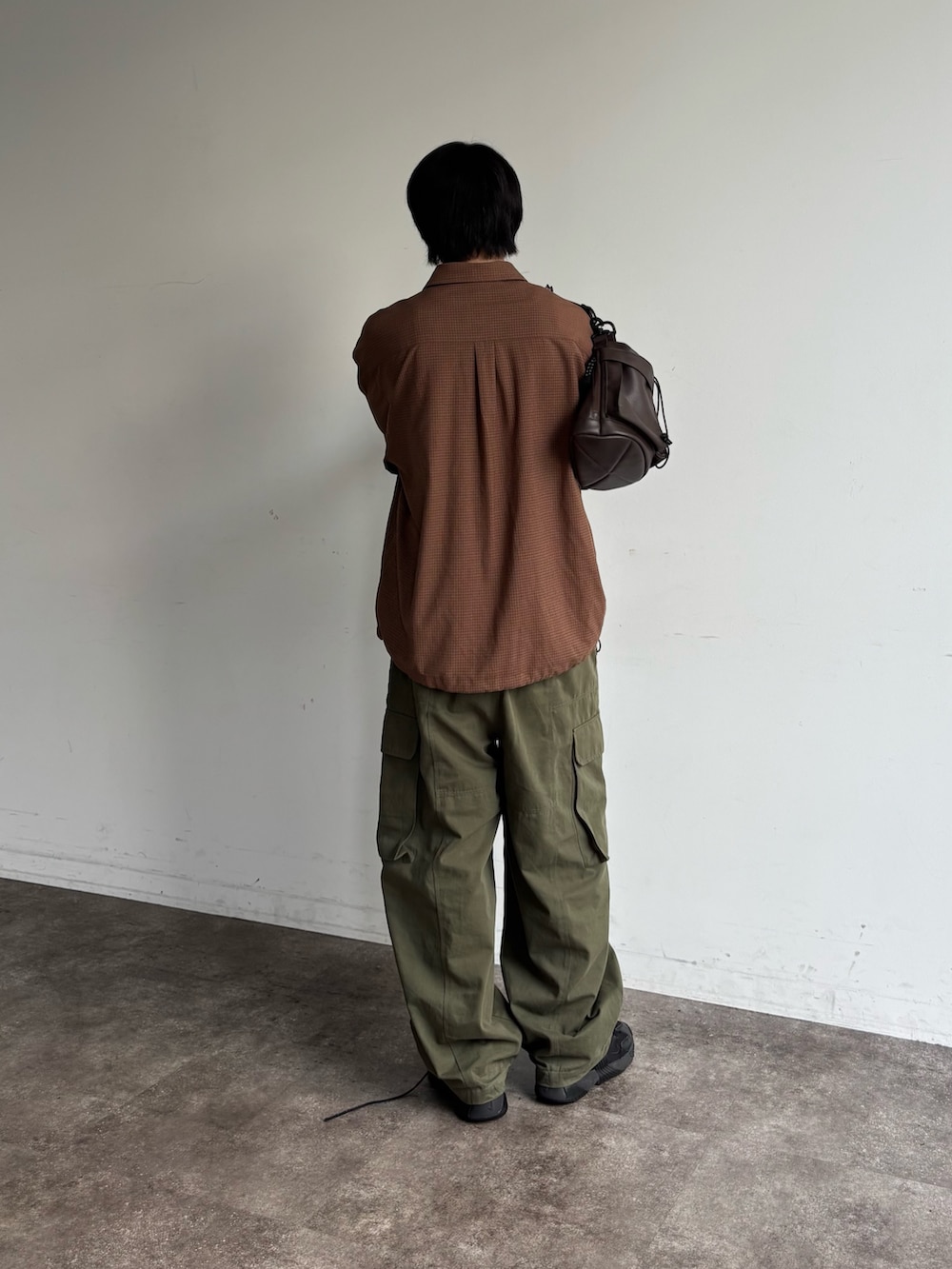 グリーン系のその他パンツ、ブラウン系のショルダーバッグ、ブラウン系のシャツ/ブラウスを着用したメンズの夏コーディネートの3枚目の写真