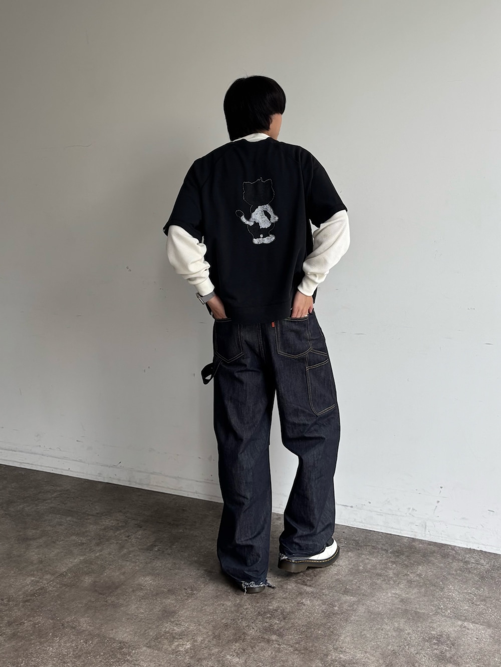 ブルー系のデニムパンツ、ブラック系のTシャツ/カットソーを着用したメンズの夏コーディネートの3枚目の写真