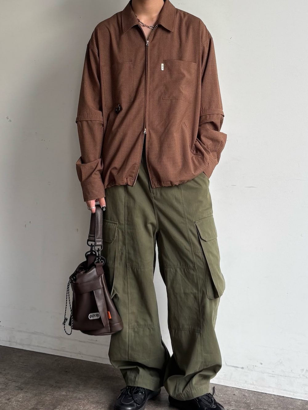 グリーン系のその他パンツ、ブラウン系のショルダーバッグ、ブラウン系のシャツ/ブラウスを着用したメンズの夏コーディネートの2枚目の写真