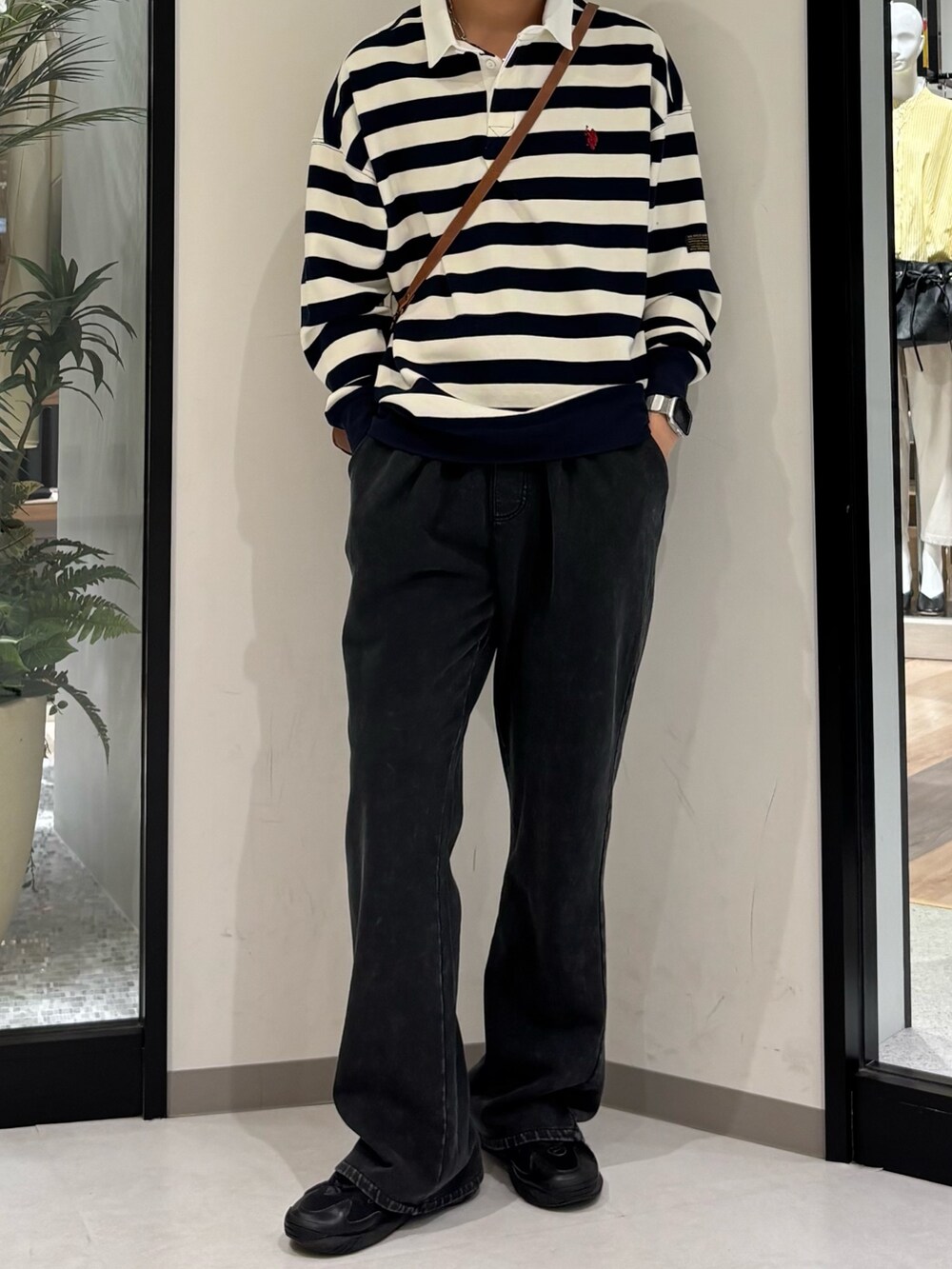 ホワイト系のTシャツ/カットソー、ブラック系のその他パンツ、ブラウン系のショルダーバッグを着用したメンズの春コーディネートの2枚目の写真