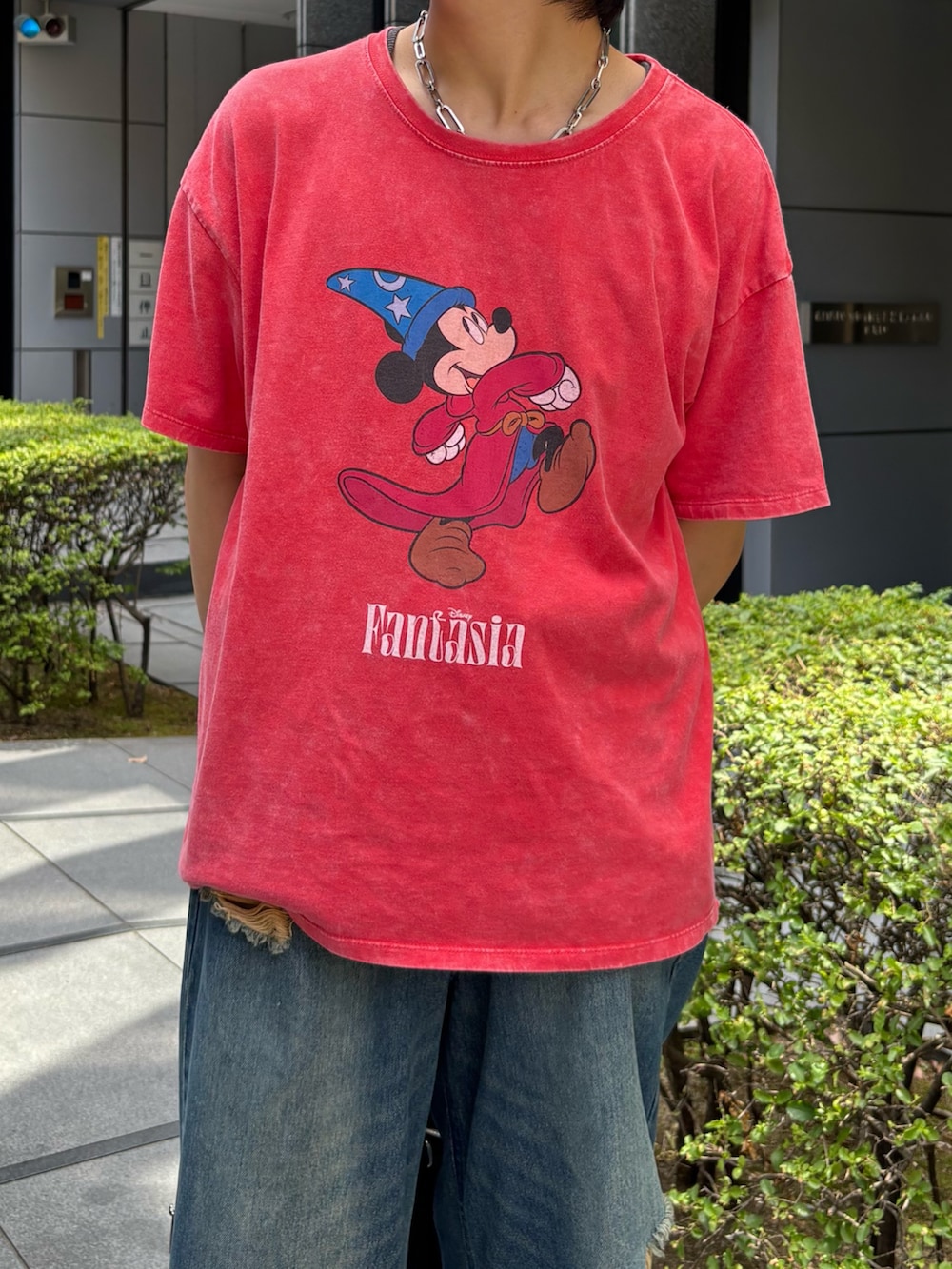 レッド系のTシャツ/カットソー、ブラック系のボストンバッグを着用したメンズの夏コーディネートの2枚目の写真