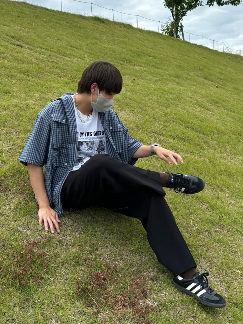 ブルー系のシャツ/ブラウス、ブラック系のスラックスを着用したメンズの夏コーディネートの4枚目の写真