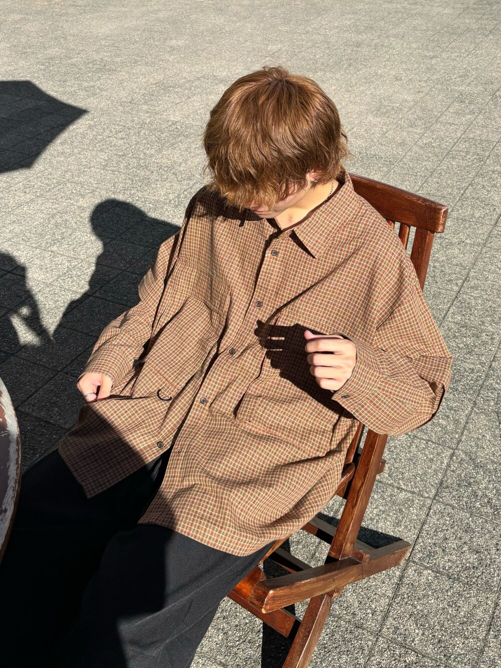 ブラウン系のシャツ/ブラウス、ブラック系のその他パンツを着用したメンズの秋コーディネートの2枚目の写真