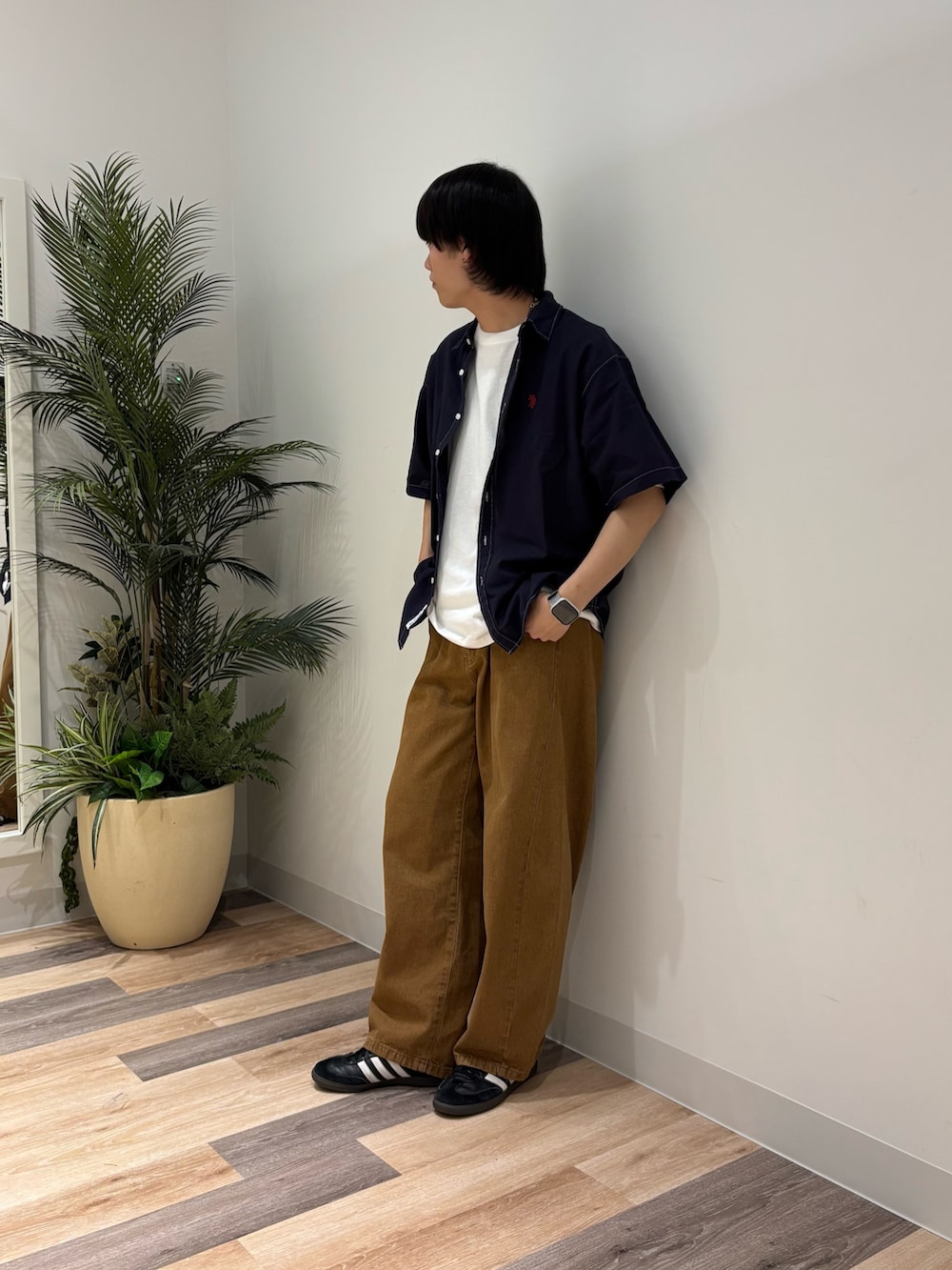 ベージュ系のその他パンツ、ホワイト系のTシャツ/カットソー、ブルー系のシャツ/ブラウスを着用したメンズの春コーディネートの3枚目の写真