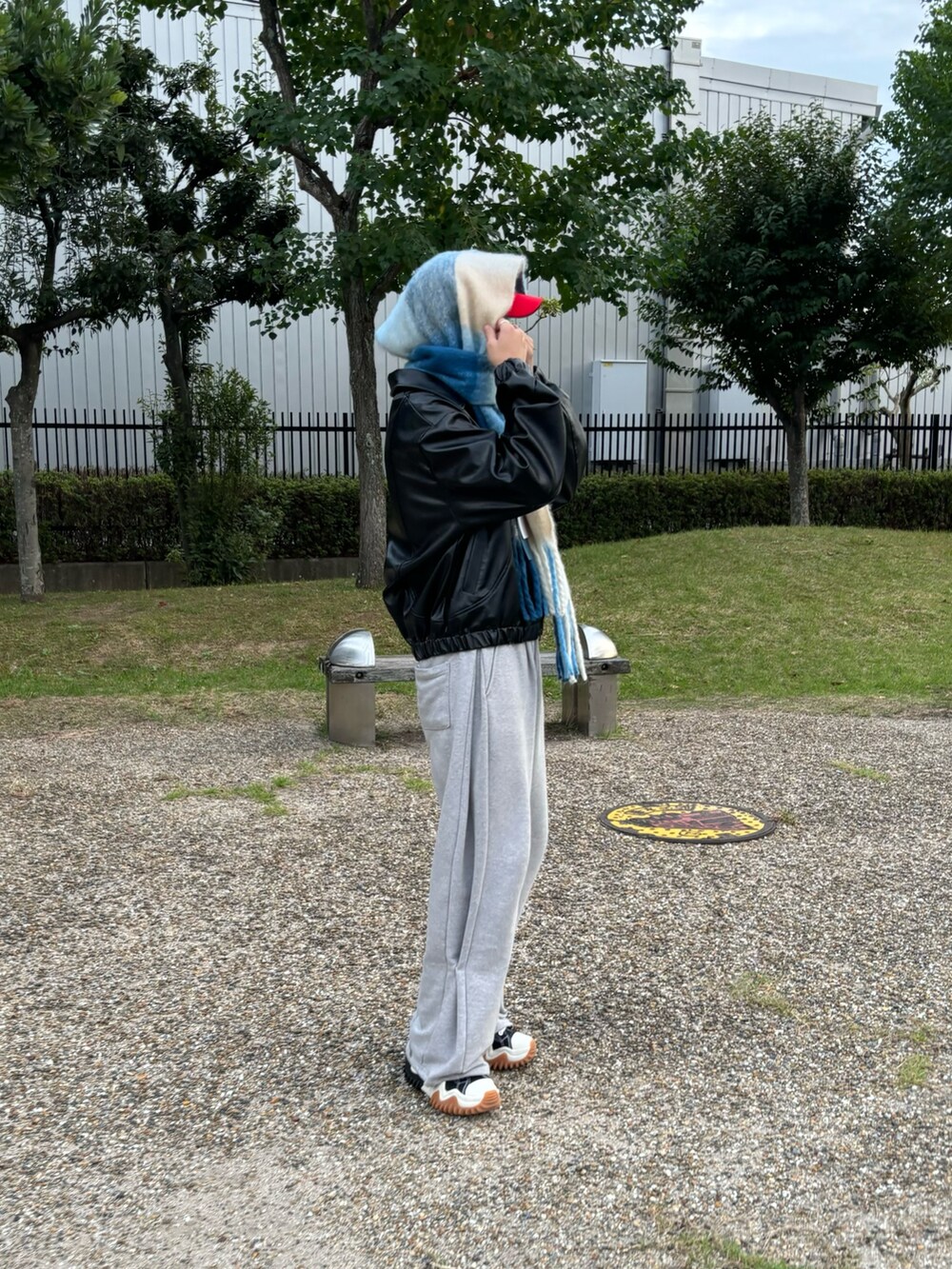 ブラック系のブルゾン、ブルー系のマフラーを着用したメンズの冬コーディネートの3枚目の写真