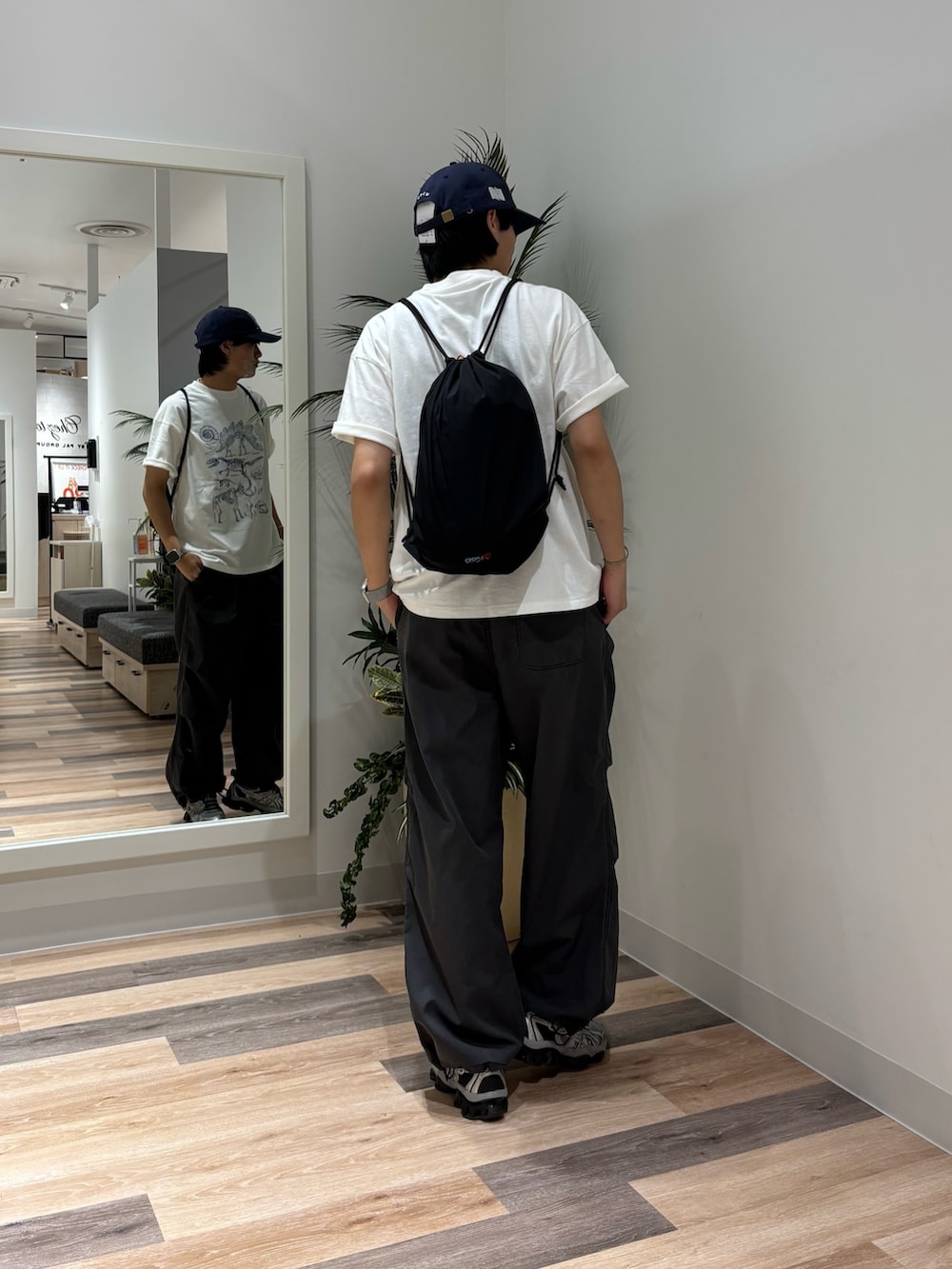 ブラック系のその他パンツ、ホワイト系のTシャツ/カットソー、ブラック系のセットアップを着用したメンズの夏コーディネートの3枚目の写真