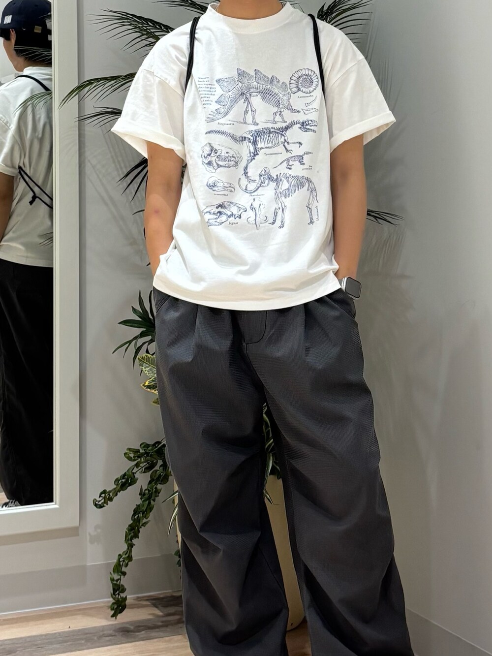 ブラック系のその他パンツ、ホワイト系のTシャツ/カットソー、ブラック系のセットアップを着用したメンズの夏コーディネートの2枚目の写真
