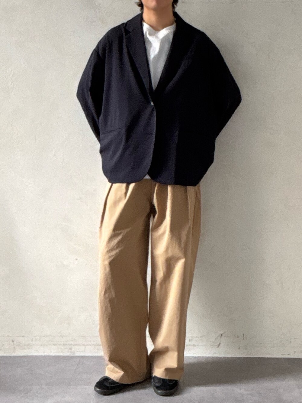 ベージュ系のその他パンツ、ブルー系のテーラードジャケットを着用したメンズの冬コーディネートの2枚目の写真