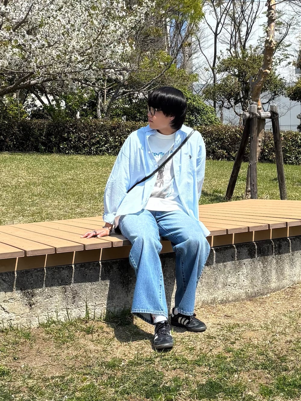 ブルー系のシャツ/ブラウス、ブルー系のデニムパンツ、ホワイト系のTシャツ/カットソーを着用したメンズの春コーディネートの2枚目の写真