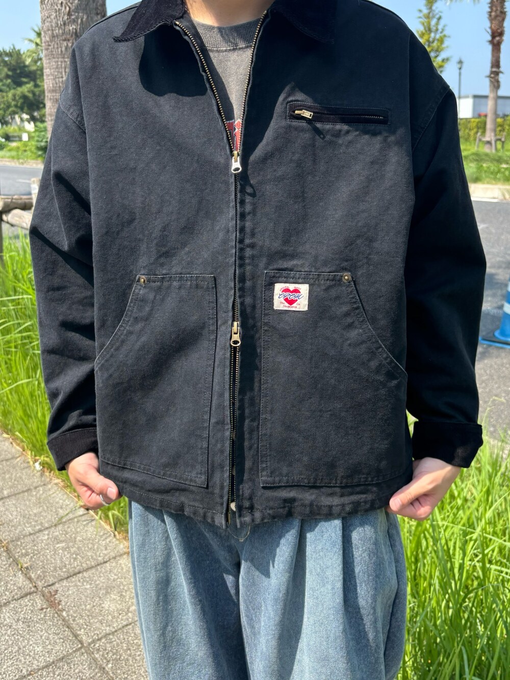 ブルー系のその他パンツ、ブラック系のTシャツ/カットソー、グレー系のブルゾンを着用したメンズの秋コーディネートの3枚目の写真