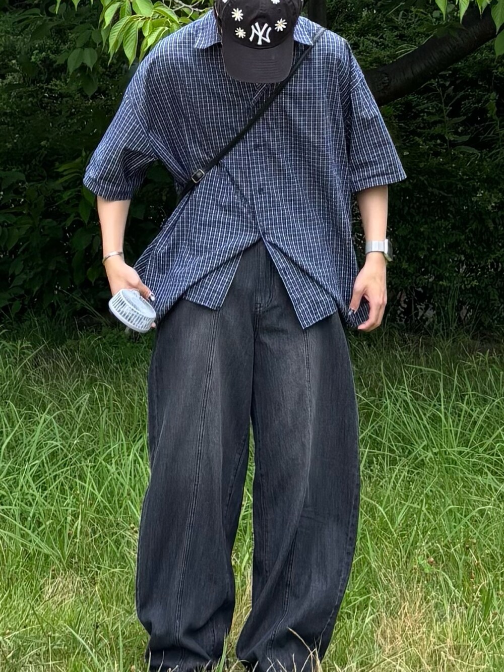 ブラック系のデニムパンツ、ブラック系のショルダーバッグを着用したメンズの夏コーディネートの2枚目の写真