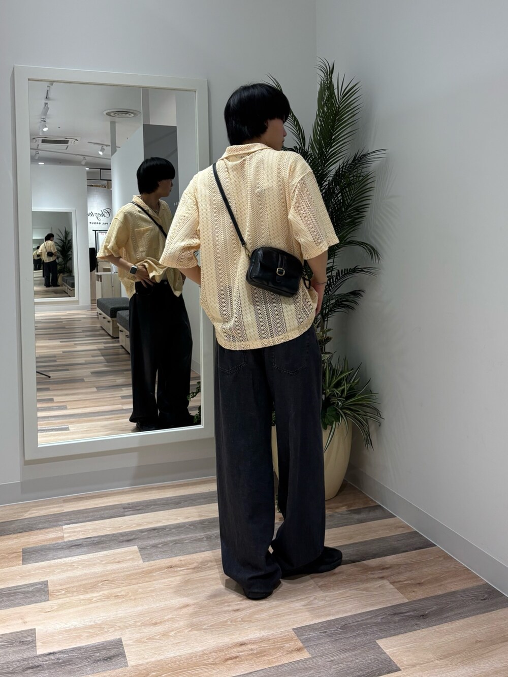 ブラック系のデニムパンツ、ホワイト系のシャツ/ブラウス、ブラック系のショルダーバッグを着用したメンズの夏コーディネートの4枚目の写真