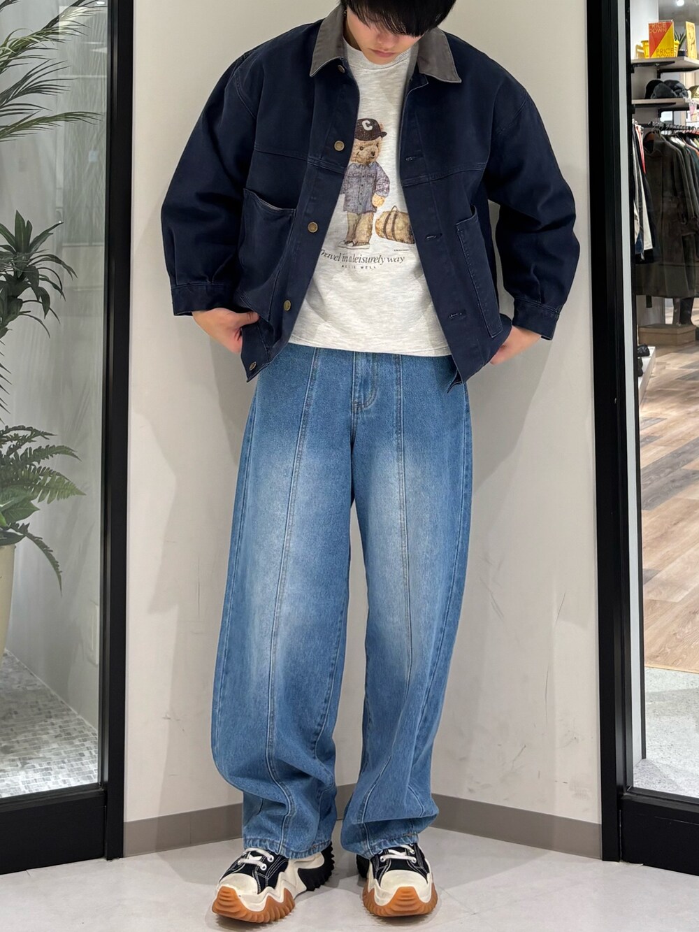 ブルー系のデニムパンツ、ブルー系のブルゾン、グレー系のTシャツ/カットソーを着用したメンズの春コーディネートの2枚目の写真