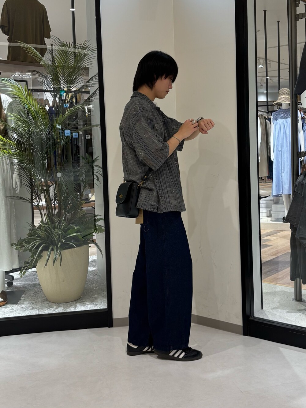 ブルー系のデニムパンツ、グレー系のTシャツ/カットソー、ブラック系のショルダーバッグを着用したメンズの夏コーディネートの3枚目の写真