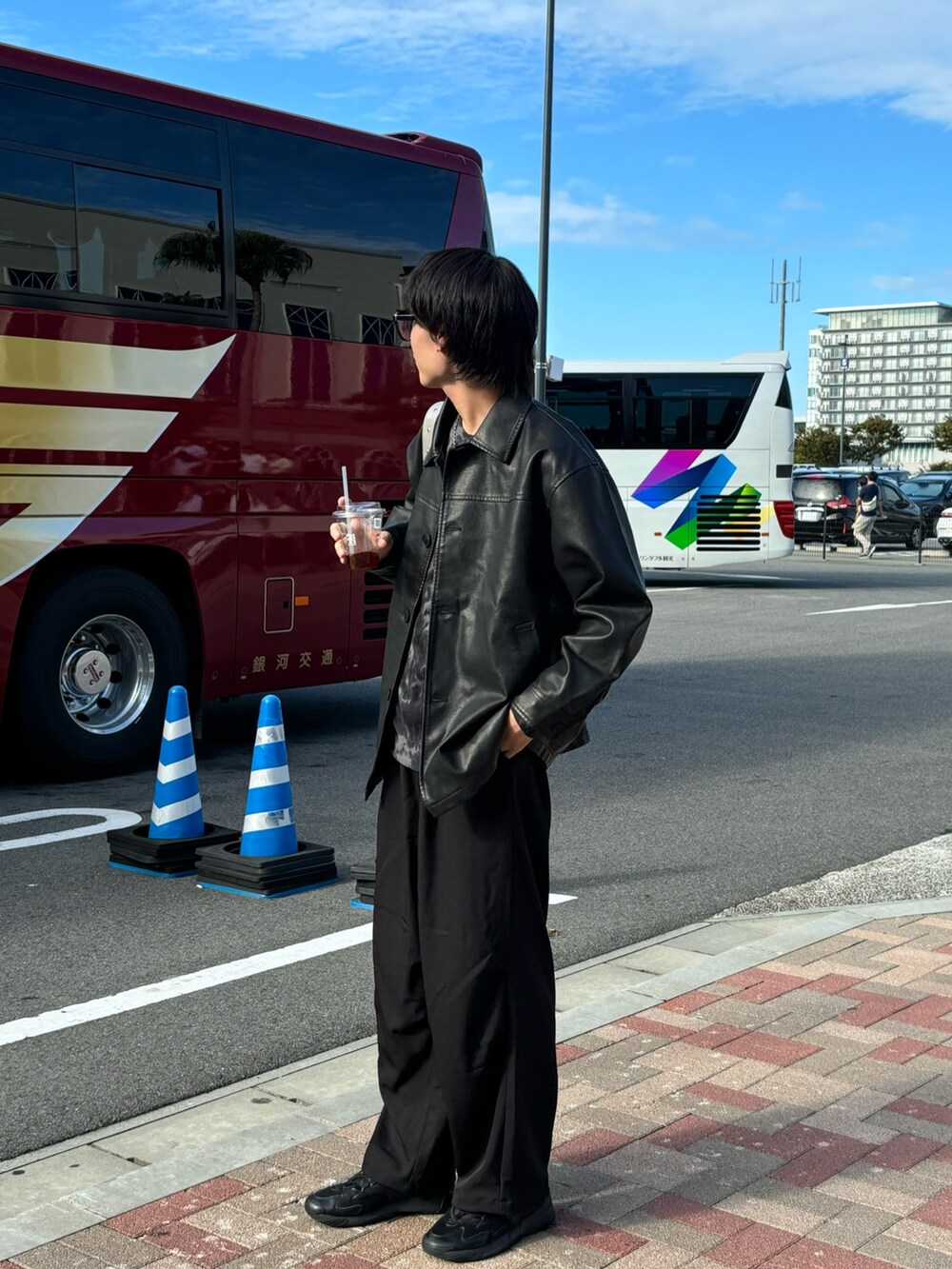 ブラック系のその他パンツ、グレー系のショルダーバッグを着用したメンズの秋コーディネートの2枚目の写真