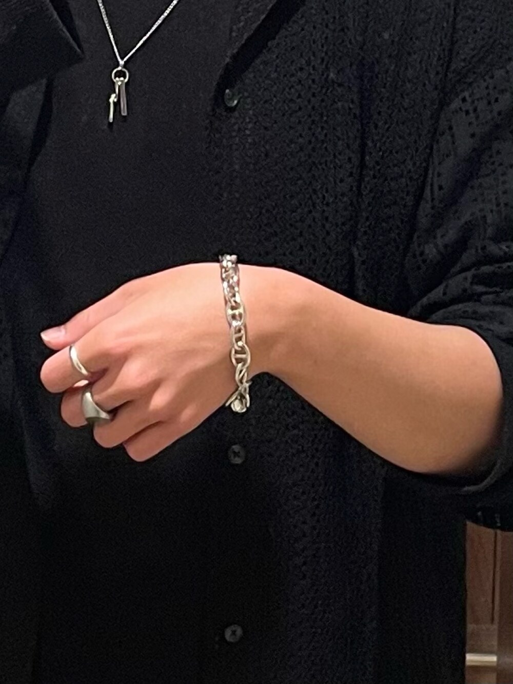 ブラック系のシャツ/ブラウス、ブラック系のスラックス、シルバー系のブレスレットを着用したメンズの春コーディネートの4枚目の写真