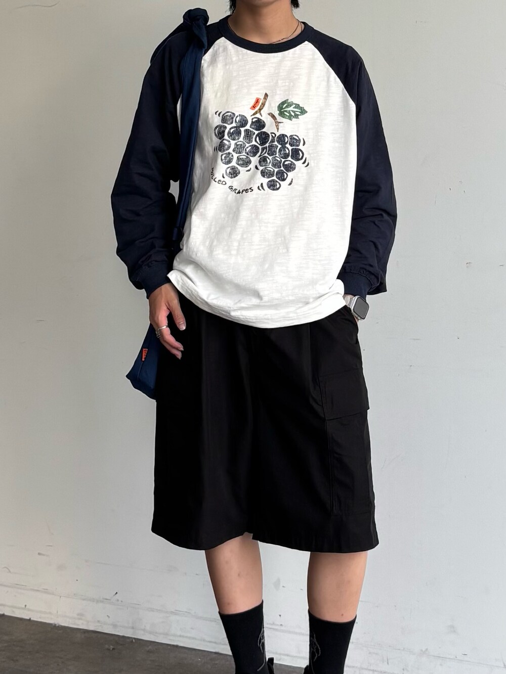 ブラック系のその他パンツ、ブルー系のTシャツ/カットソー、ブルー系のトートバッグを着用したメンズの夏コーディネートの2枚目の写真