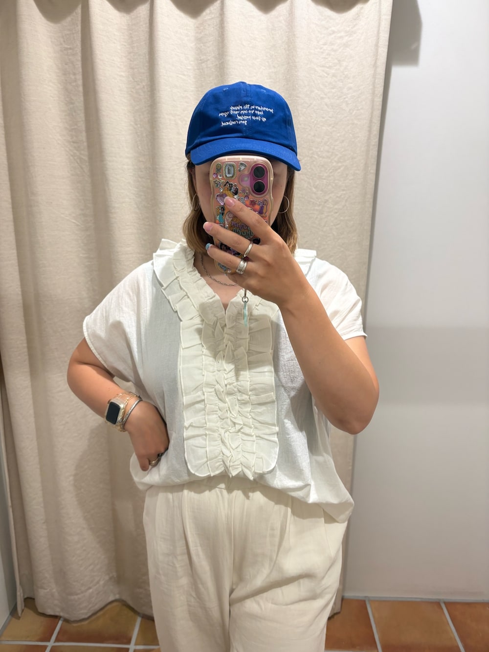 ホワイト系のシャツ/ブラウス、ブラウン系のタンクトップ、ホワイト系のその他パンツを着用したレディースの夏コーディネートの4枚目の写真