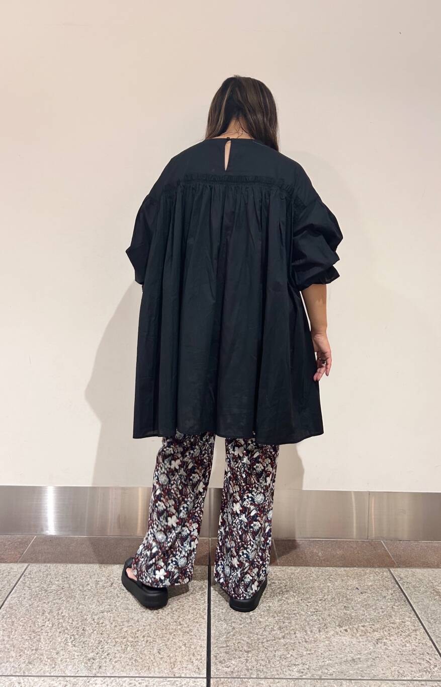 ブラック系のサンダル、レッド系のその他パンツ、ブラック系のチュニックを着用したレディースの夏コーディネートの2枚目の写真