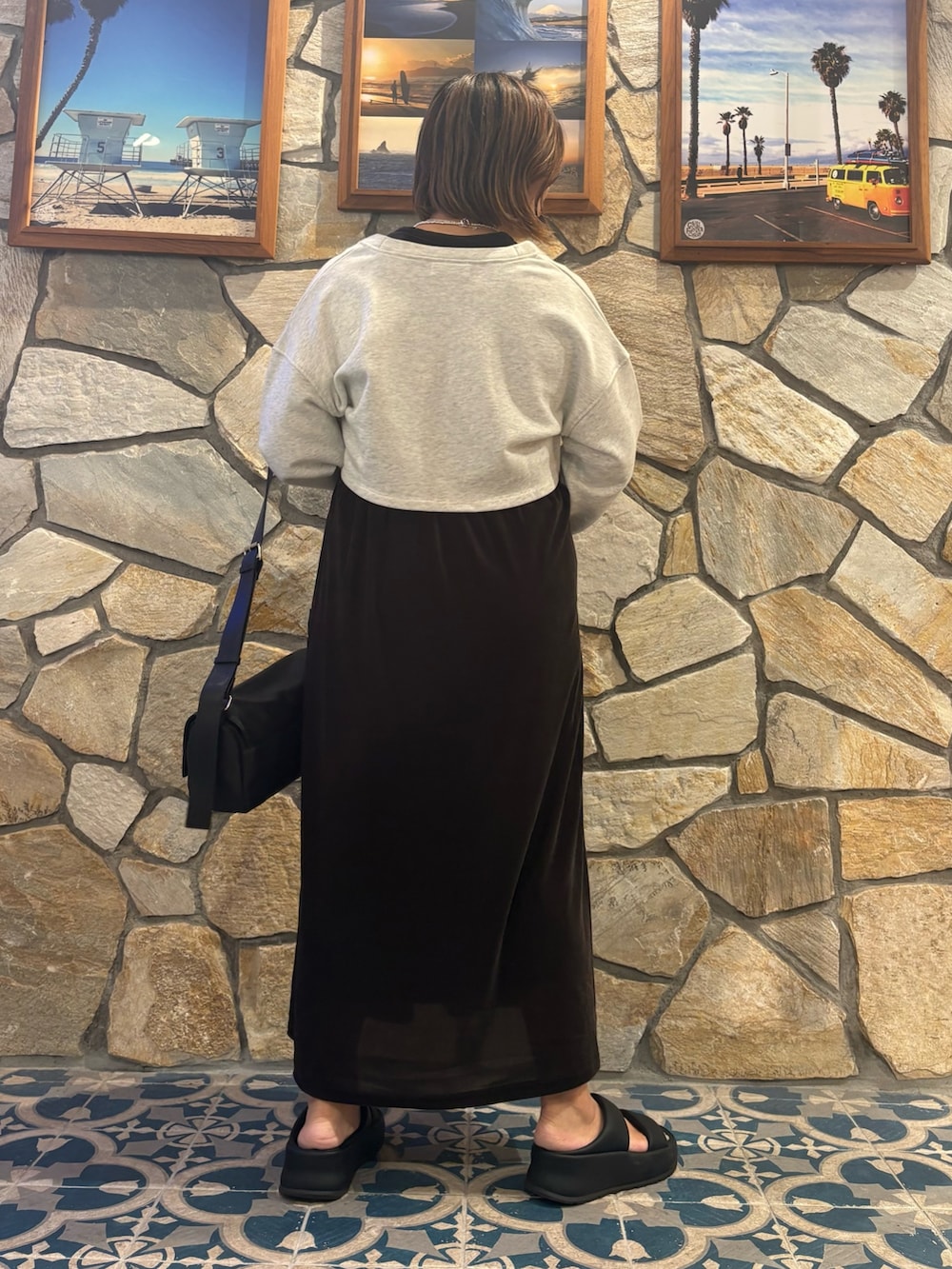 グレー系のTシャツ/カットソー、ブラック系のショルダーバッグ、ブラウン系のワンピースを着用したレディースの夏コーディネートの2枚目の写真