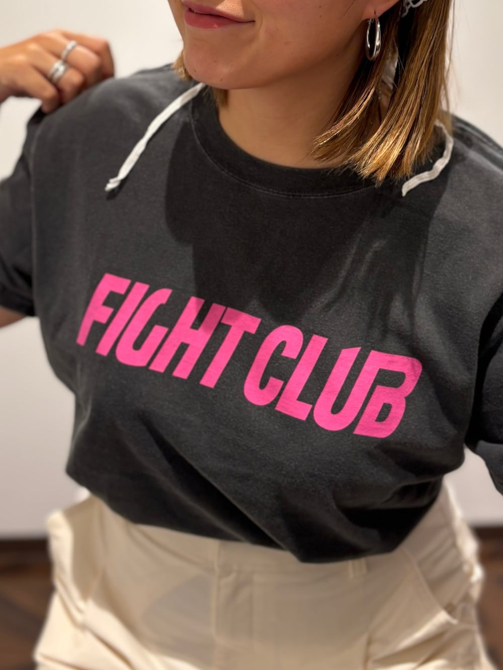 グレー系のTシャツ/カットソー、ホワイト系のソックス/靴下を着用したレディースの夏コーディネートの2枚目の写真
