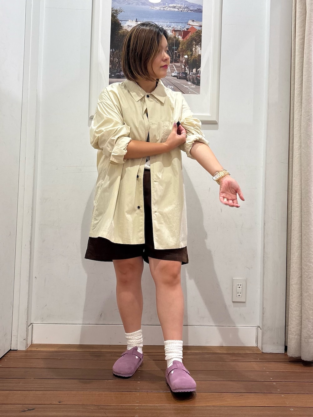 ホワイト系のTシャツ/カットソー、ブラウン系のその他パンツ、ホワイト系のシャツ/ブラウスを着用したレディースの秋コーディネートの2枚目の写真