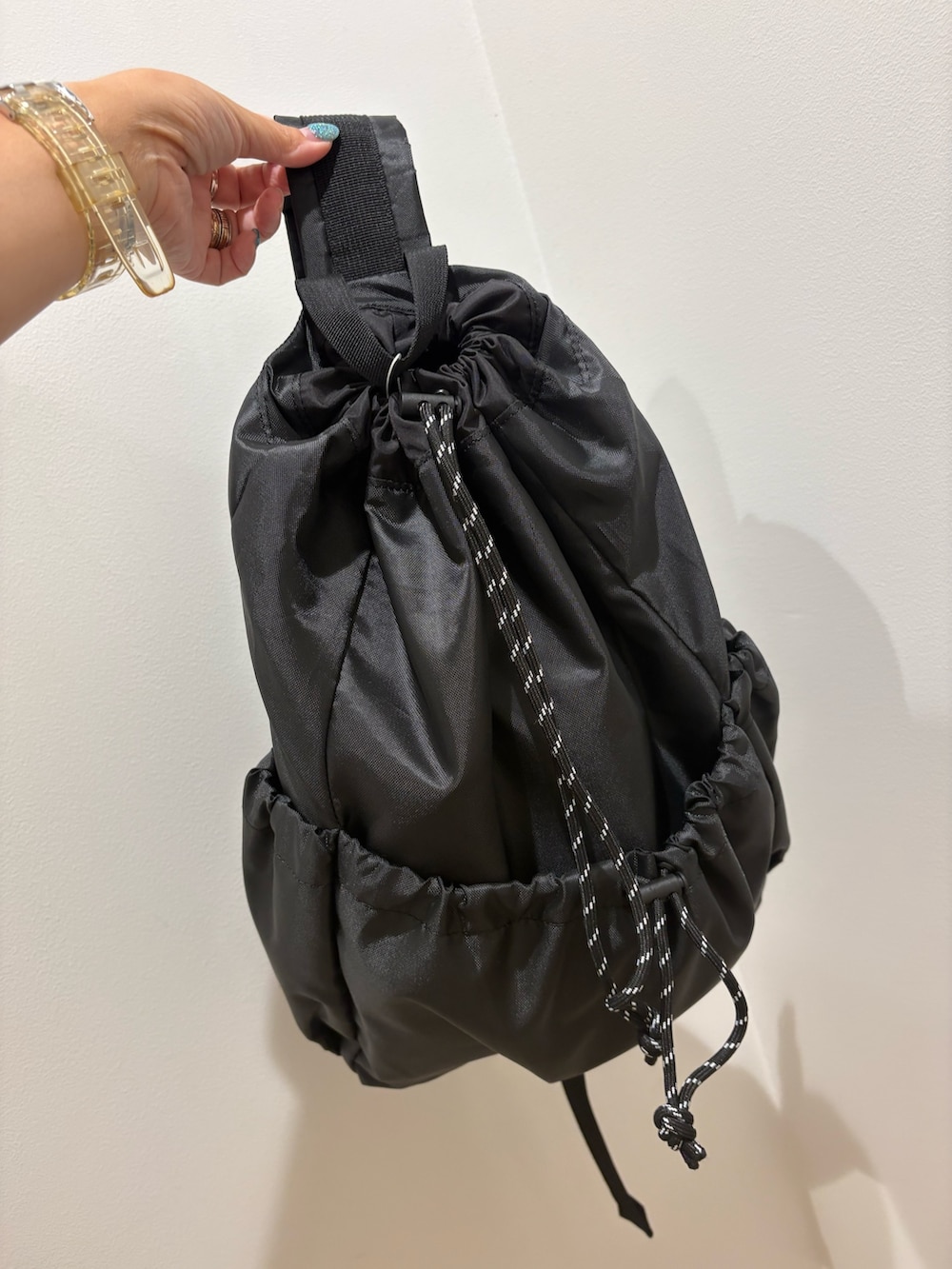 ホワイト系のシャツ/ブラウス、ブラウン系のタンクトップ、ホワイト系のその他パンツを着用したレディースの夏コーディネートの5枚目の写真
