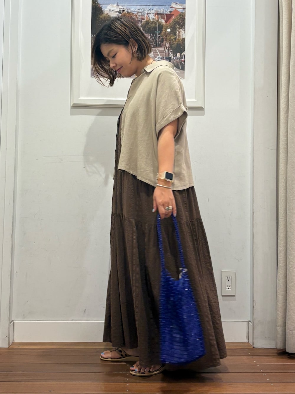 ブラウン系のワンピース、ベージュ系のシャツ/ブラウス、ブルー系のトートバッグを着用したレディースの秋コーディネートの3枚目の写真