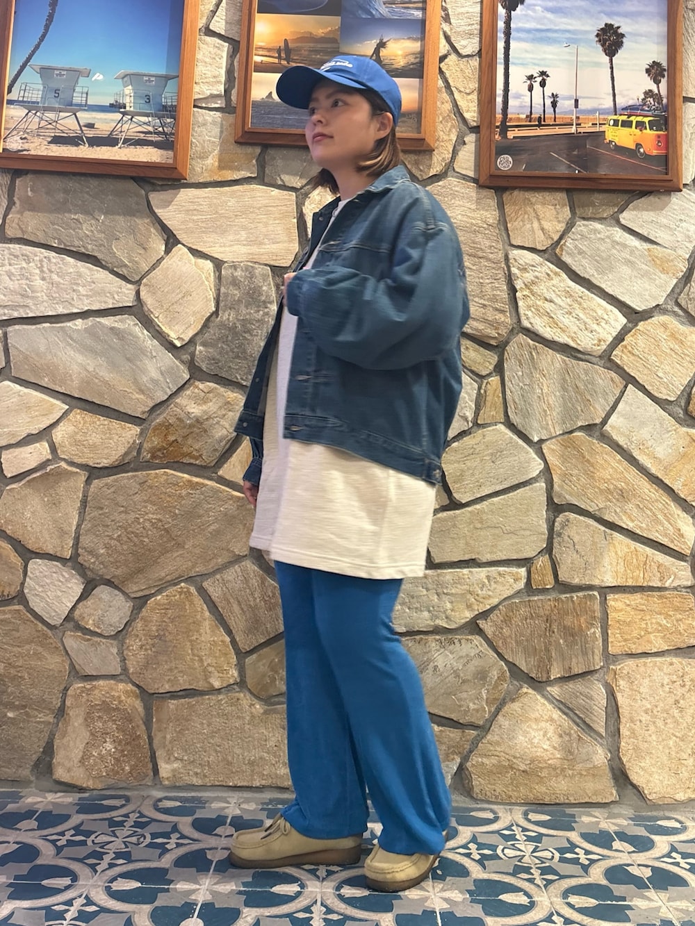 ホワイト系のTシャツ/カットソー、ベージュ系のブーツ、ブルー系のデニムジャケットを着用したレディースの秋コーディネートの2枚目の写真