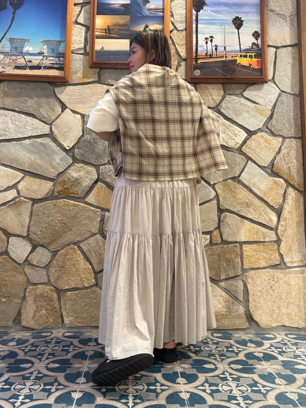 グレー系のスカート、ベージュ系のシャツ/ブラウスを着用したレディースの夏コーディネートの3枚目の写真