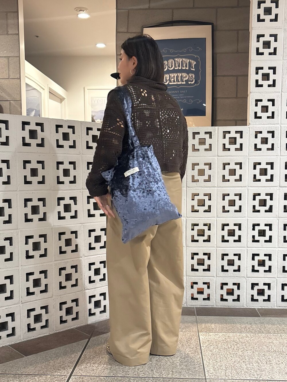 ベージュ系のその他パンツ、ブラウン系のカーディガン/ボレロ、ブルー系のトートバッグを着用したレディースの秋コーディネートの2枚目の写真