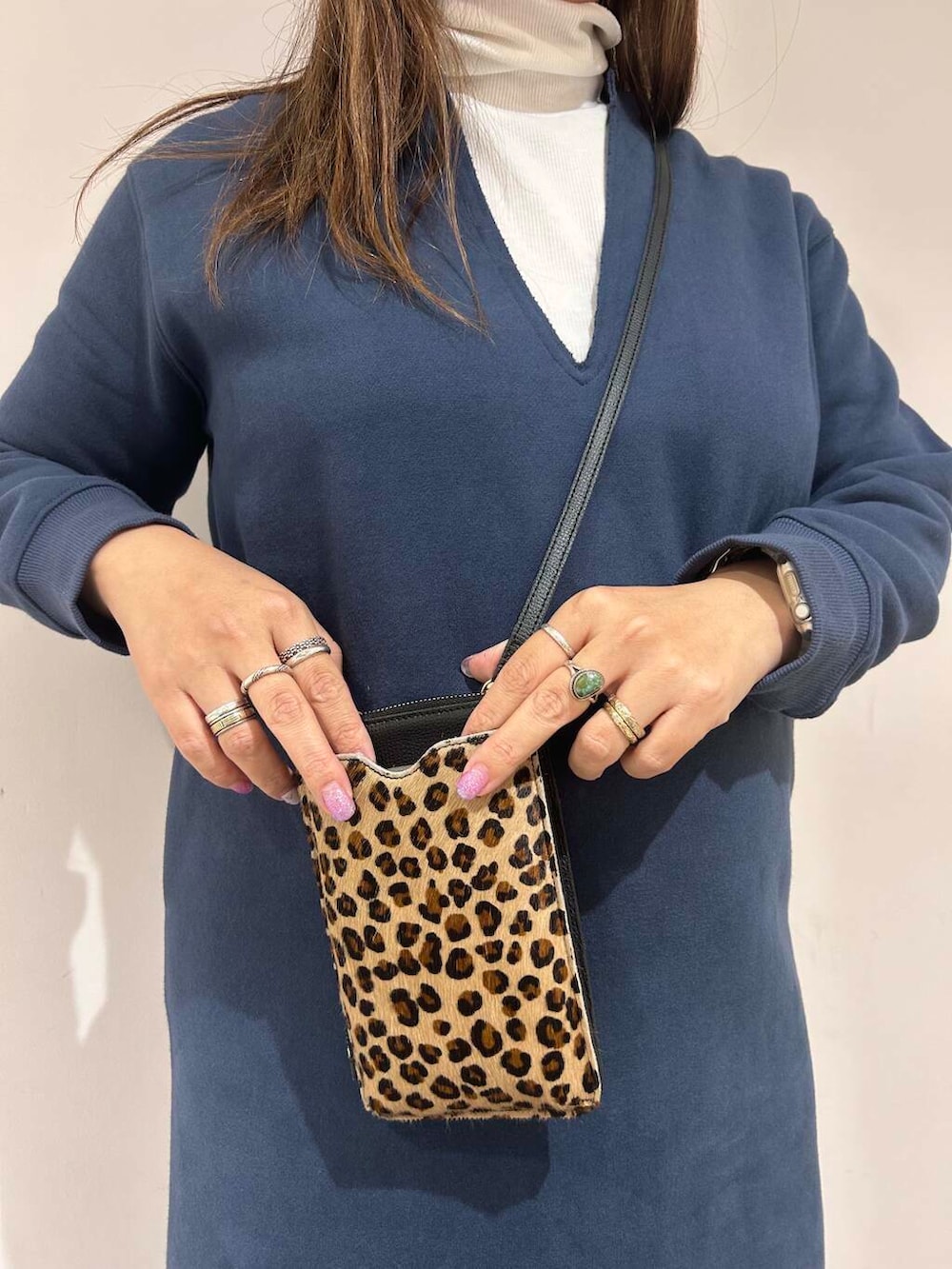 レッド系のショルダーバッグ、ホワイト系のTシャツ/カットソー、ブルー系のワンピースを着用したレディースの冬コーディネートの3枚目の写真