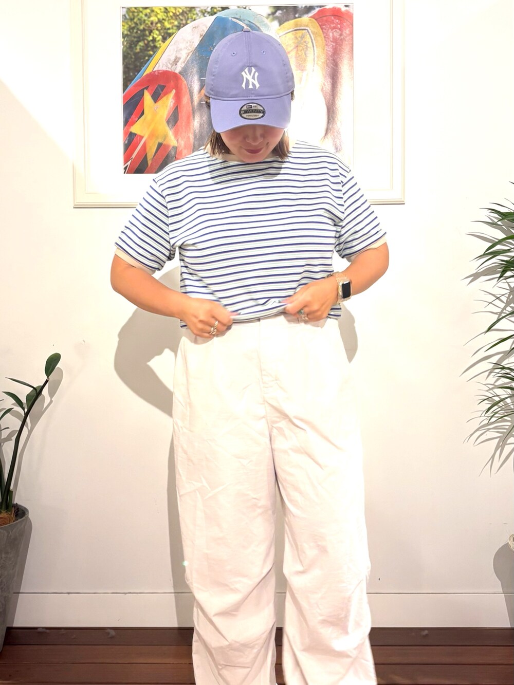 ブルー系のTシャツ/カットソー、ホワイト系のサンダル、パープル系のキャップを着用したレディースの夏コーディネートの2枚目の写真