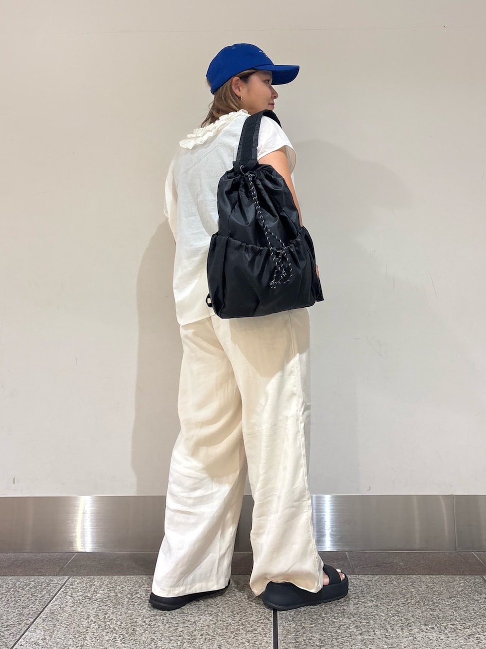 ホワイト系のシャツ/ブラウス、ブラウン系のタンクトップ、ホワイト系のその他パンツを着用したレディースの夏コーディネートの2枚目の写真