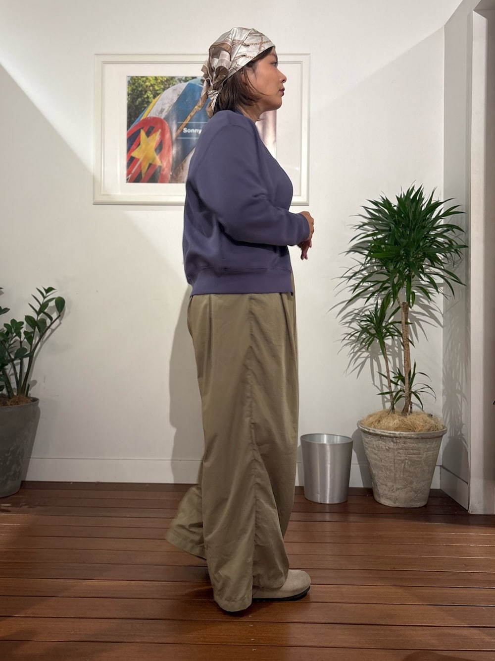 ベージュ系のその他パンツ、パープル系のカーディガン/ボレロ、ブラウン系のバンダナ/スカーフを着用したレディースの秋コーディネートの2枚目の写真