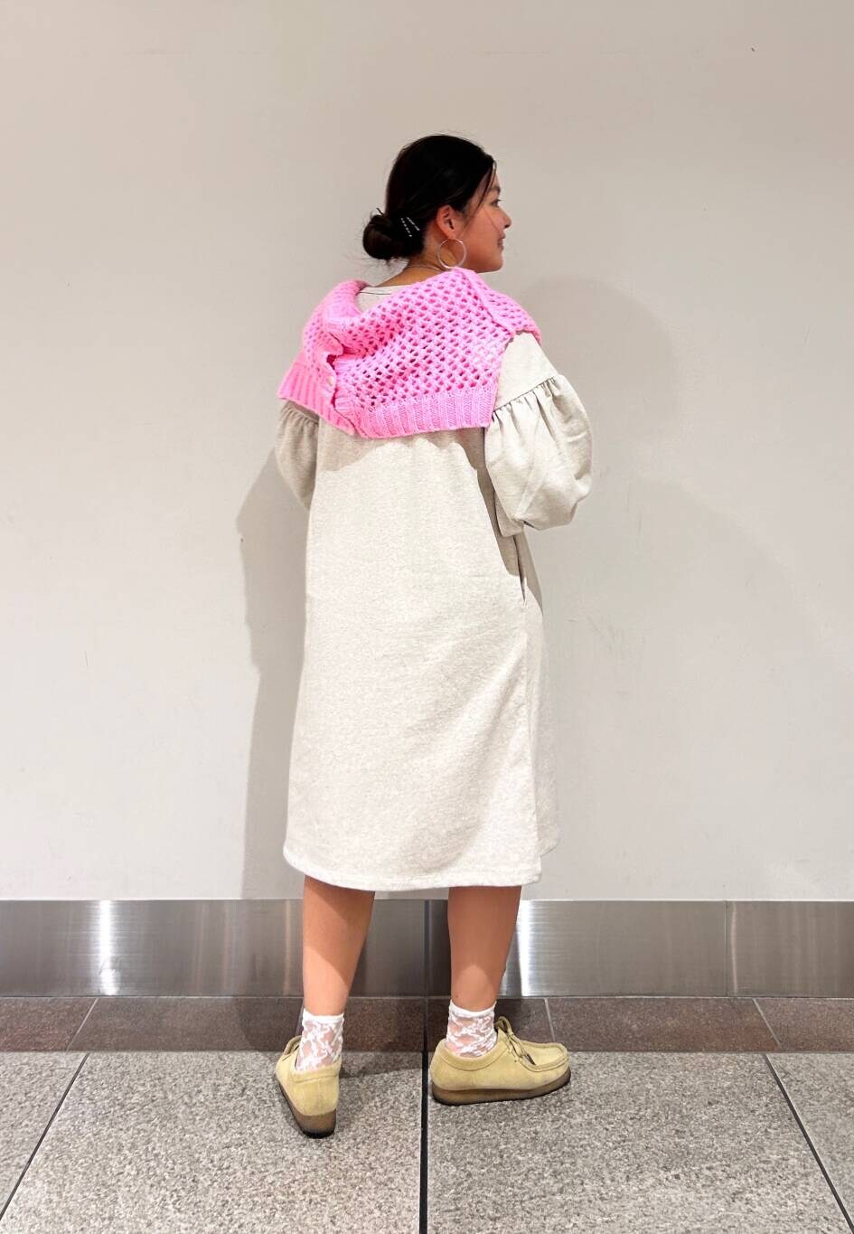 ピンク系のカーディガン/ボレロ、ベージュ系のブーツ、ベージュ系のワンピースを着用したレディースの秋コーディネートの2枚目の写真