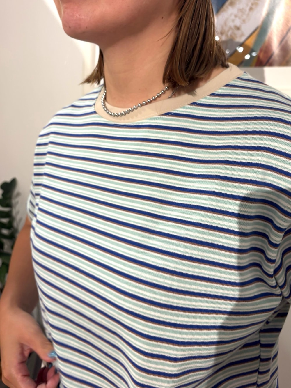 ブルー系のTシャツ/カットソー、ホワイト系のサンダル、パープル系のキャップを着用したレディースの夏コーディネートの3枚目の写真