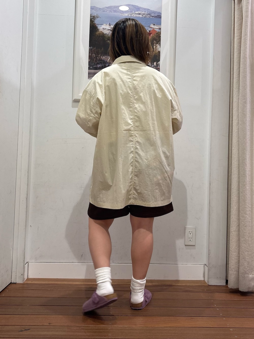 ホワイト系のTシャツ/カットソー、ブラウン系のその他パンツ、ホワイト系のシャツ/ブラウスを着用したレディースの秋コーディネートの3枚目の写真
