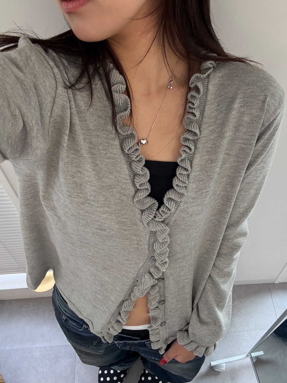 グレー系のカーディガン/ボレロを着用したレディースの冬コーディネートの2枚目の写真