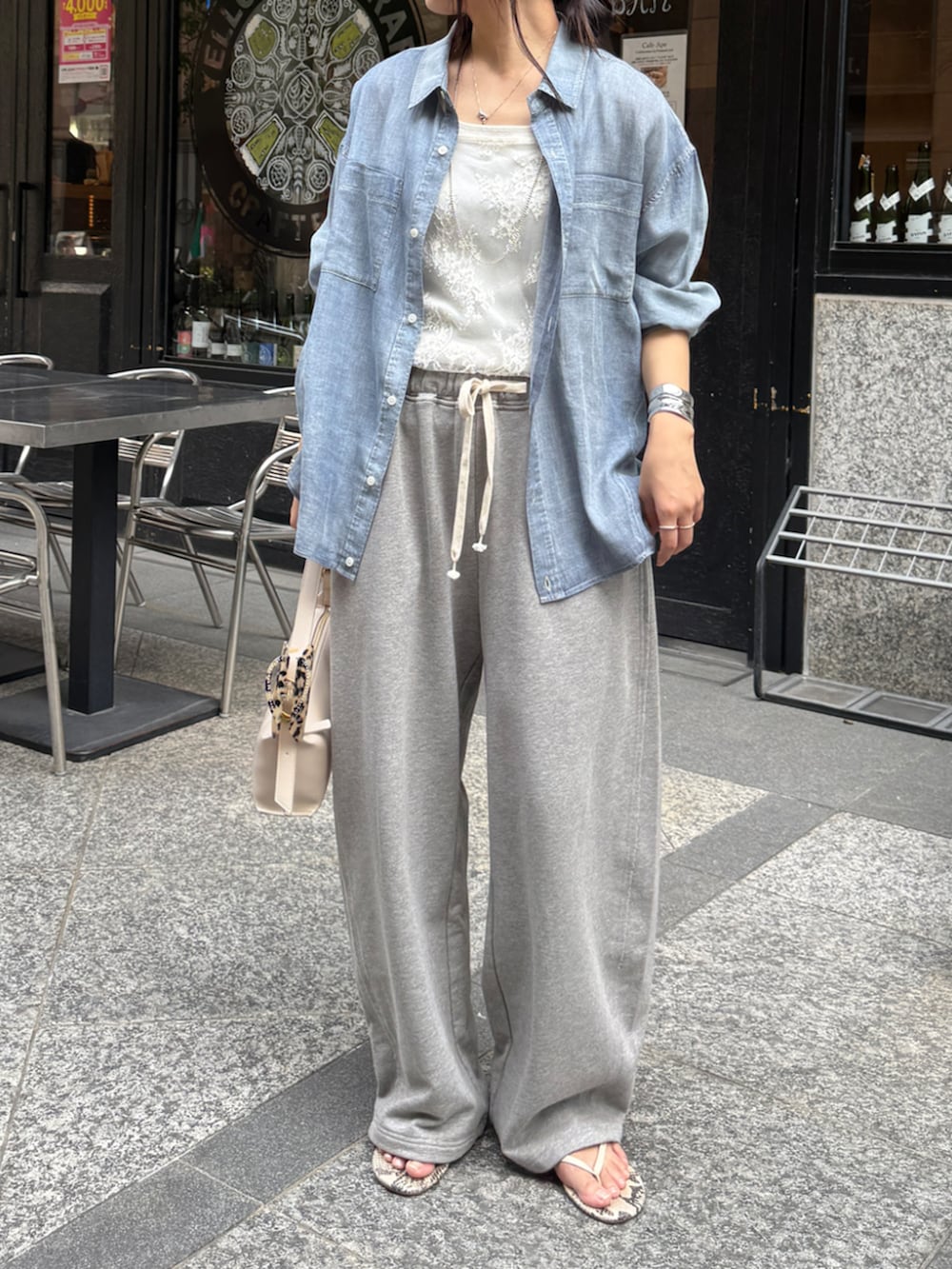 グレー系のその他パンツ、ブルー系のシャツ/ブラウス、ホワイト系のシャツ/ブラウスを着用したレディースの春コーディネートの2枚目の写真