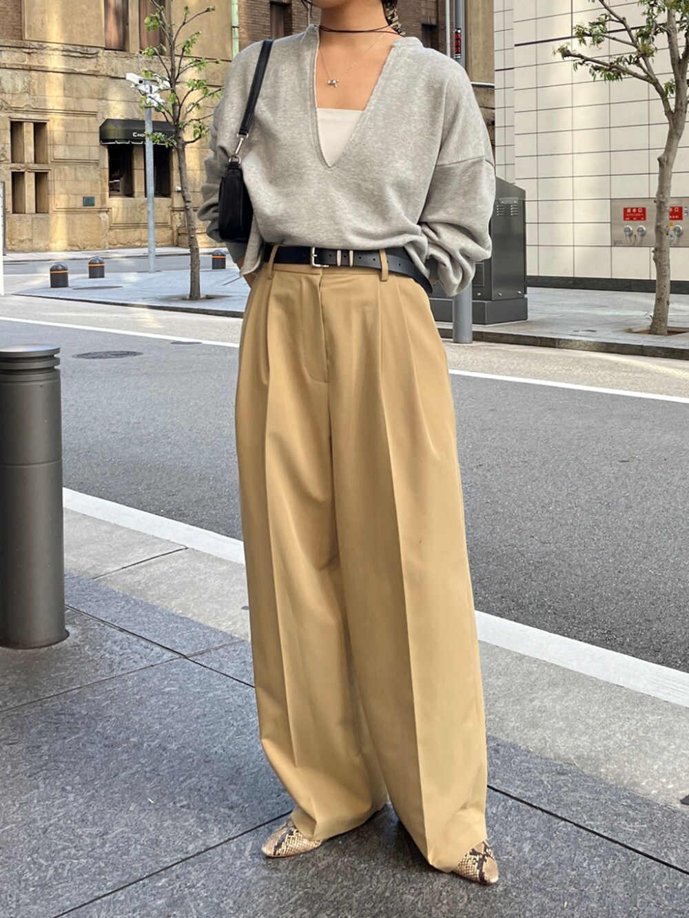 グレー系のTシャツ/カットソーを着用したレディースの秋コーディネートの2枚目の写真